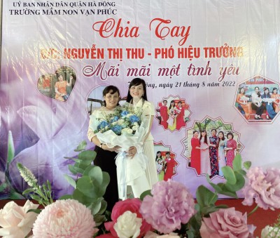 Đ/c: Trần Thị Hạnh - Bí thư chi bộ Hiệu trưởng nhà trường tặng hoa đ/c Nguyễn Thị Thu
