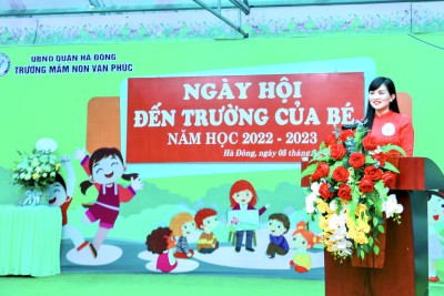 Đ/c: Trần Thị Hạnh - Bí thư chi bộ Hiệu trưởng nhà trường tuyên bố khai giảng năm học mới