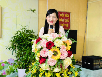 Đ/c: Trần Thị Hạnh - Bí thư chi bộ Hiệu trưởng nhà trường triển khai các nội dung