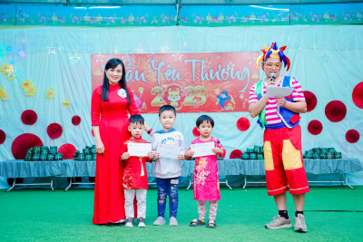 Đ/c: Trần Thị Hạnh - Bí thư chi bộ Hiệu trưởng nhà trường trao quà tết cho các cháu học sinh có hoàn cảnh khó khăn