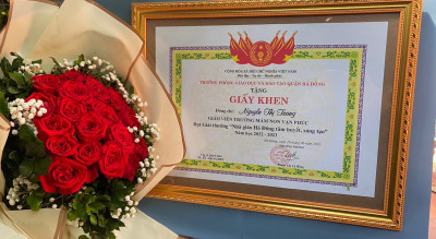 Cô giáo Nguyễn Thị Trang nhận Giải thưởng "Nhà giáo Hà Đông tâm huyết, sáng tạo"