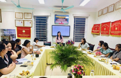 Đ/c: Trần Thị Hạnh - Bí thư chi bộ Hiệu trưởng nhà trường triển khai các nội dung