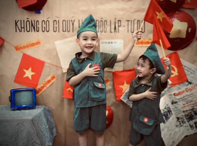Các bạn nhỏ Lớp C3 chào đón ngày Giải Phóng Miền Nam 30/4