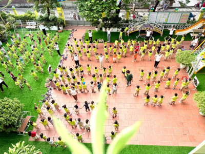 Các bé trường MNVP tập thế dục buổi sáng