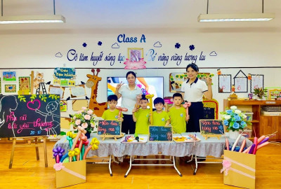 CÁC BÉ LỚP A3 TRẢI NGHIỆM: " VẶN HOA TẶNG MẸ" NHÂN NGÀY 20.10