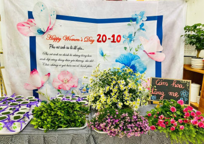 Các Bé lớp B3 trải nghiệm: " Cắm hoa tặng mẹ " nhân ngày 20/10