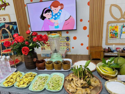 Các bé Lớp A2 trải nghiệm: " Làm nước ngâm chân thảo dược "