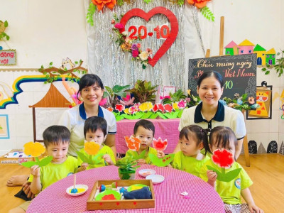 Các bé lớp D2 làm hoa tặng mẹ nhân ngày 20/10