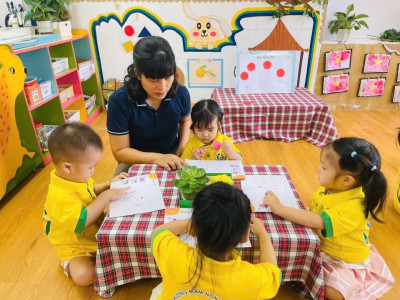 🎈CÁC BÉ LỚP D2  HOẠT ĐỘNG TRẢI NGHIỆM: DÁN BÓNG BAY 🎈