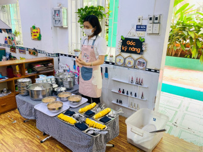 Bữa trưa vui vẻ của các bé lớp B2 trường MN Vạn phúc