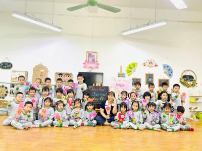 Những bàn tay các bé Lớp B4 khéo léo gấp – dán từng tấm giấy bìa màu để tạo thành những bông hoa rực rỡ 🌈🌼.