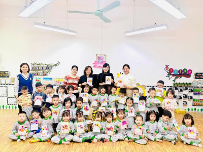 Các bé lớp B2 chào mừng ngày 20/11