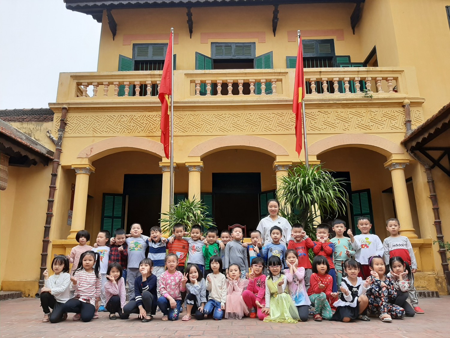 Các bé trường mầm non Vạn Phúc thăm nhà Lưu niệm Bác Hồ nhân ngày Bác viết "Lời kêu gọi toàn Quốc kháng chiến"