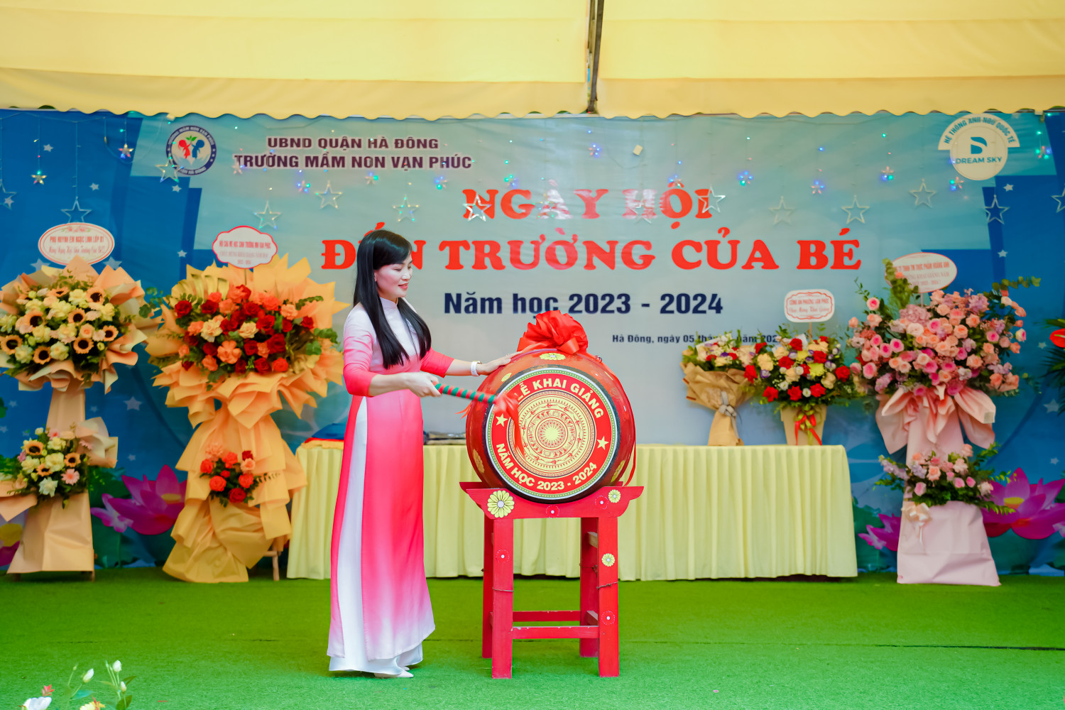 Đồng chí: Trần Thị Hạnh - Bí thư chi bộ, Hiệu trưởng nhà trường đánh trống khai trường năm học mới