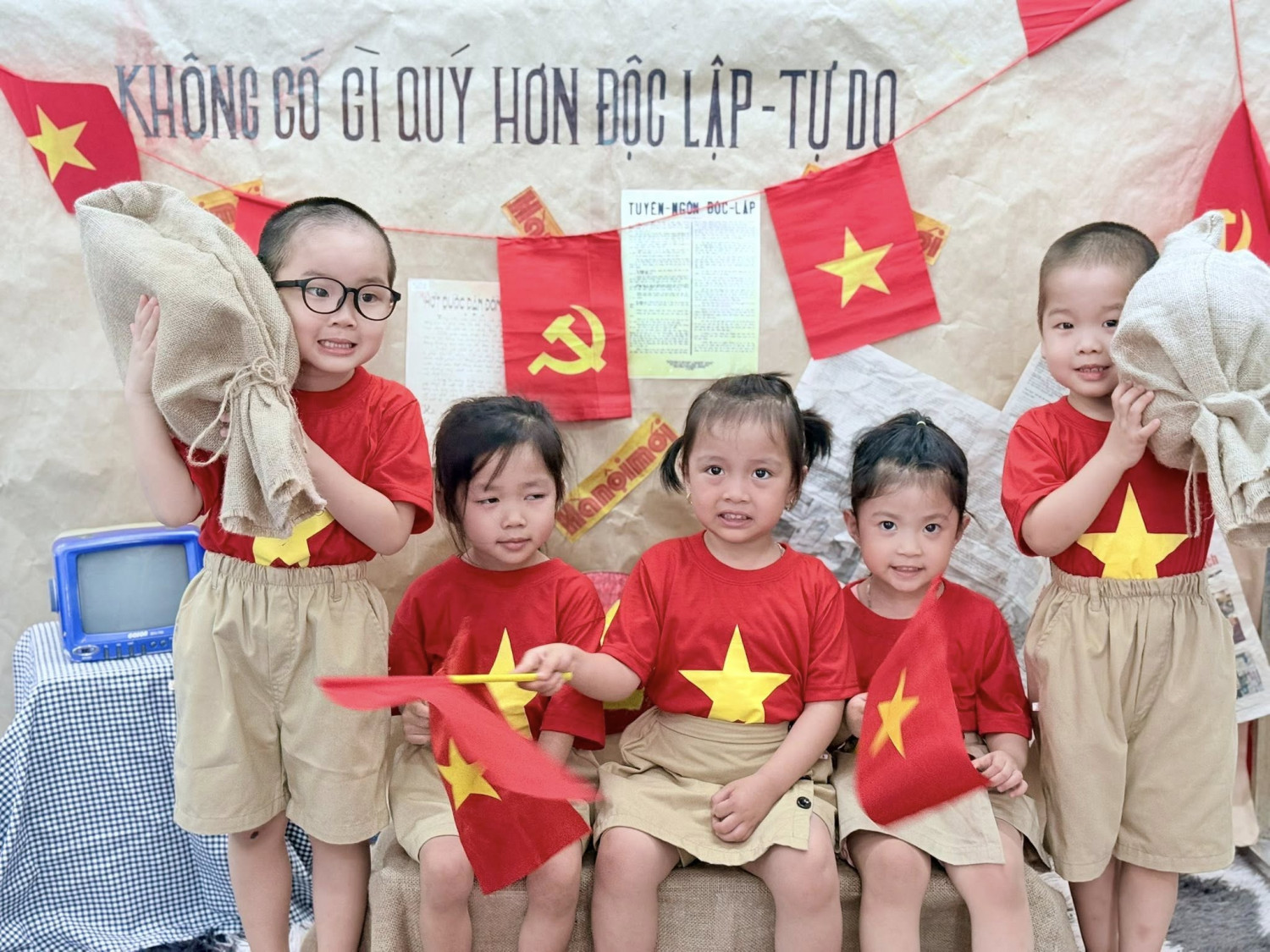 CÁC BÉ LỚP C4 KỈ NIỆM 50 NĂM GIẢI PHÓNG MIỀN NAM, THỐNG NHẤT ĐẤT NƯỚC.