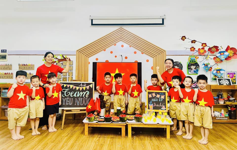 CÁC BÉ LỚP A2 THỂ HIỆN TÌNH YÊU QUÊ HƯƠNG QUÊ HƯƠNG ĐẤT NƯỚC QUA NHỮNG  LY NƯỚC ÉP DƯA HẤU