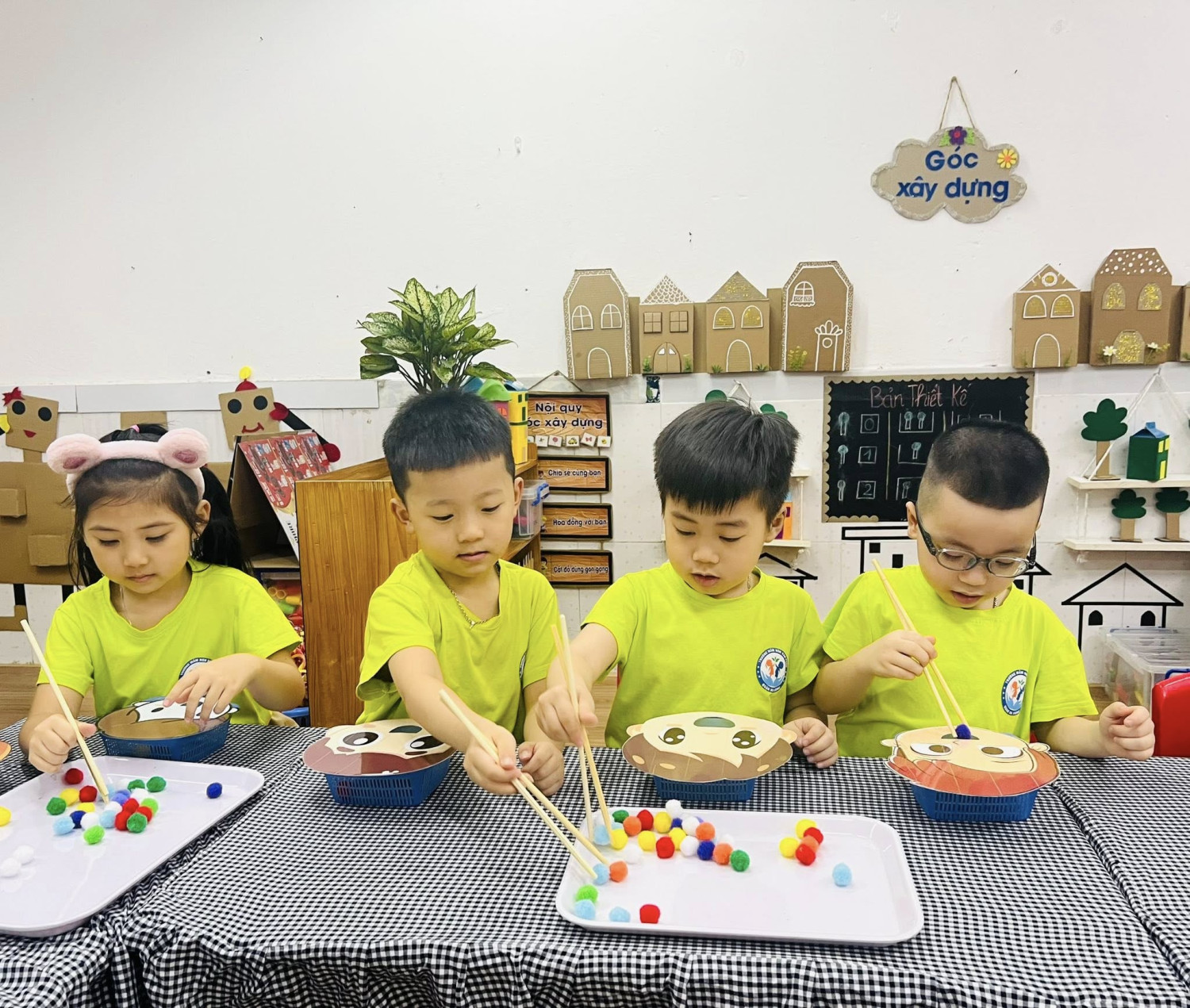 KN sử dụng đũa của các bạn nhỏ lớp B3.