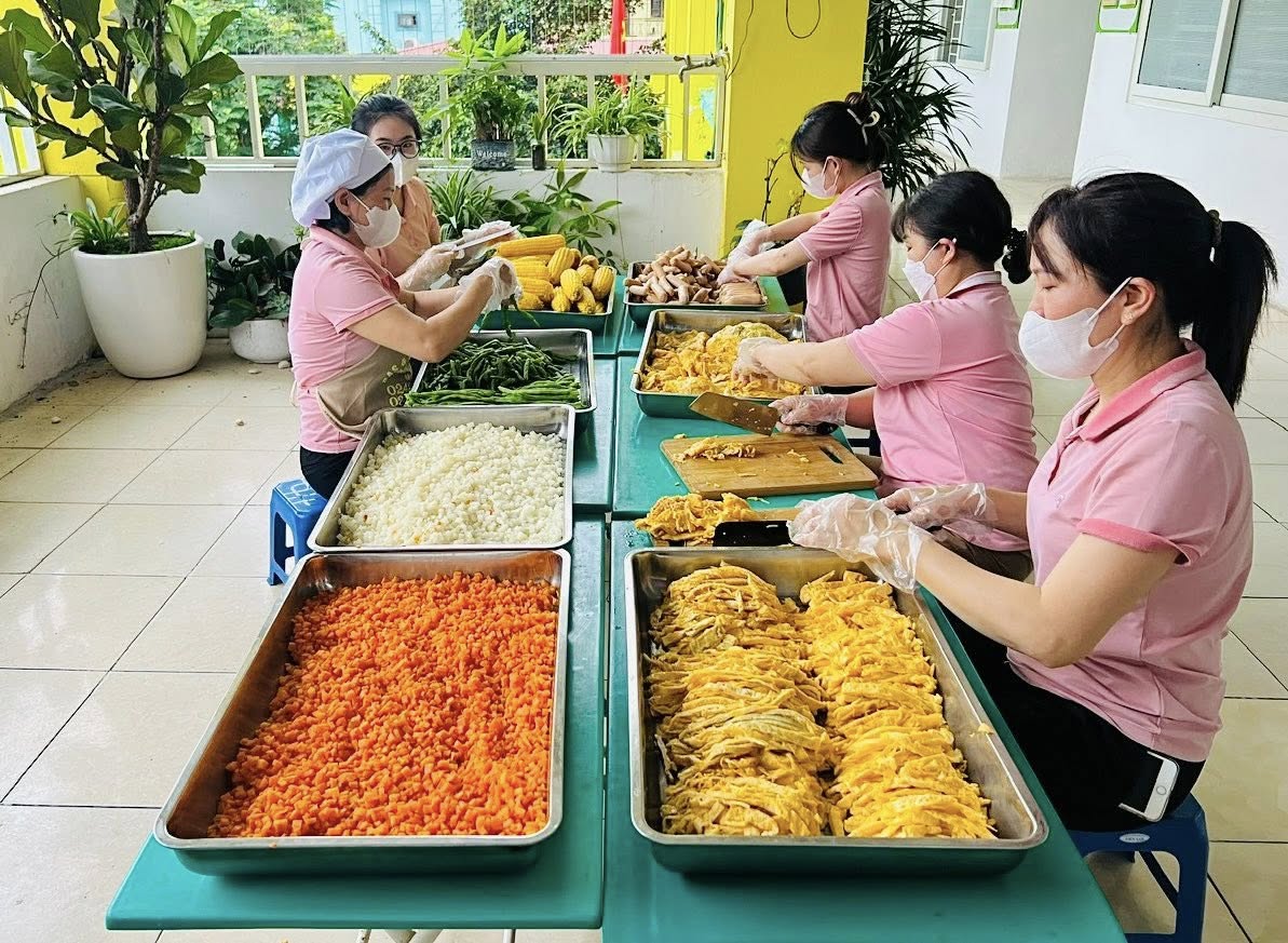 Công tác chuẩn bị tiệc Buffet cho các bé