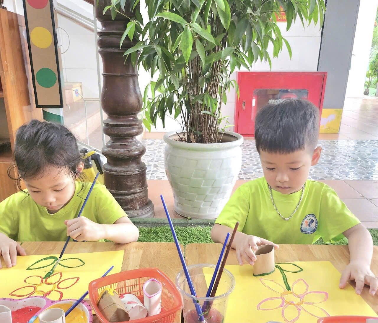 Các bé lớp C2 trải nghiệm in hình và khám phá sắc màu