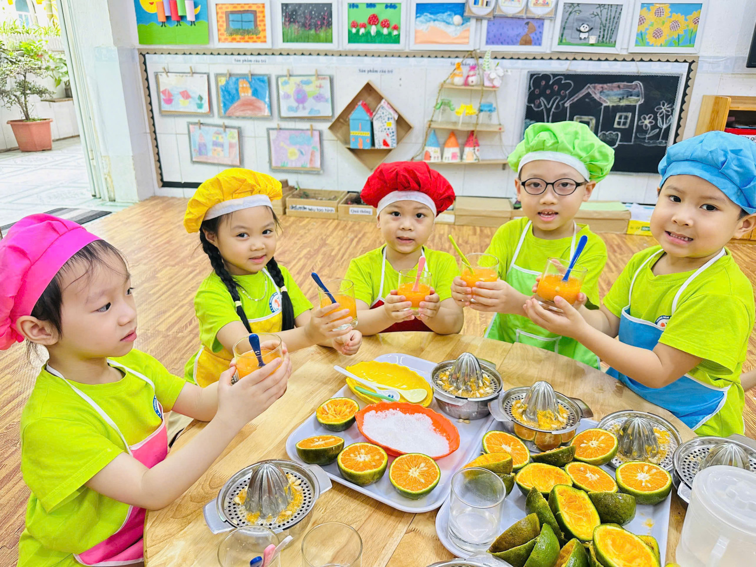 Các bé lớp B2 trải nghiệm kỹ năng vắt cam