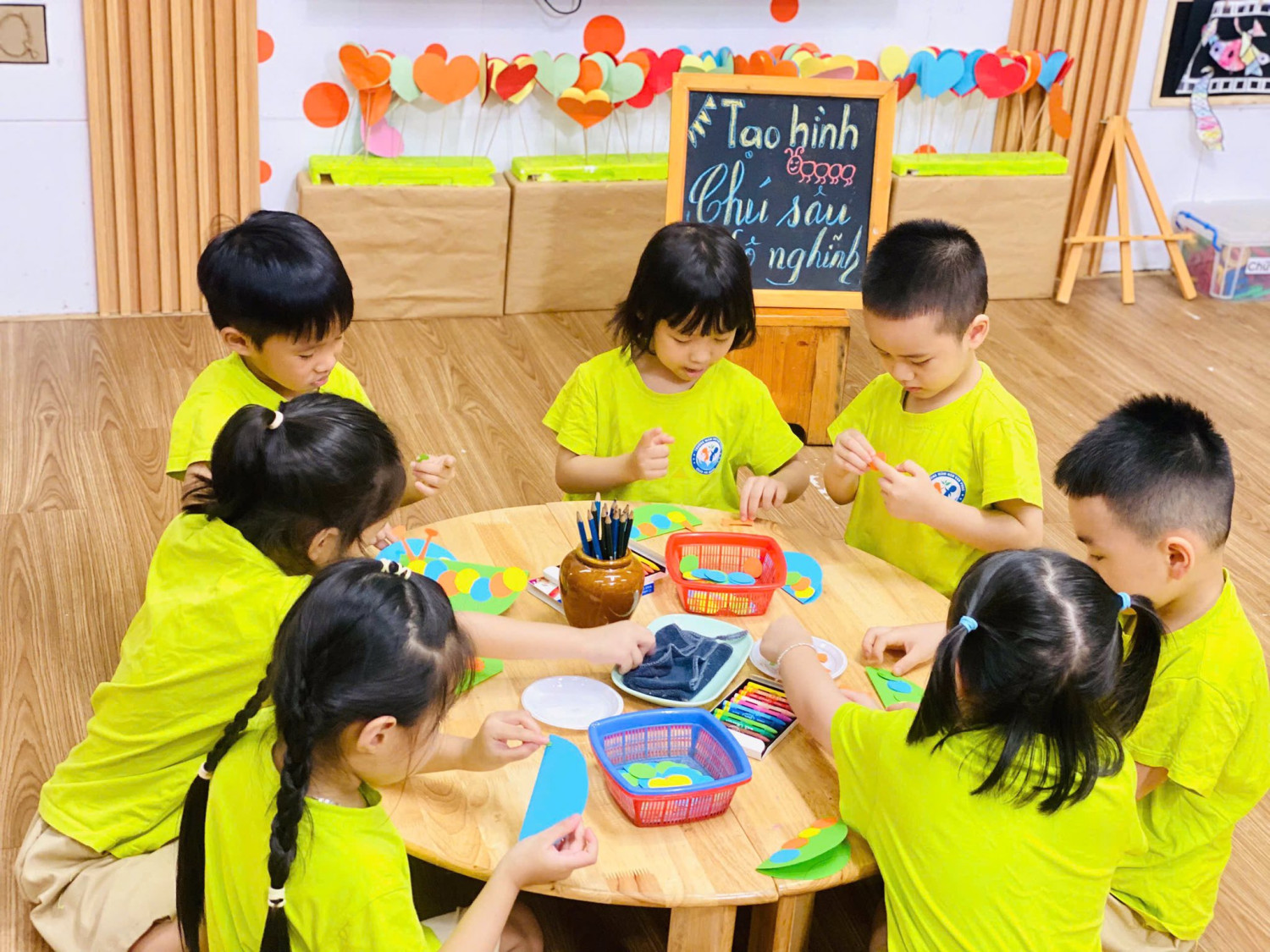 HOẠT ĐỘNG TRẢI NGHIỆM CỦA BÉ – “CHÚ SÂU NGỘ NGHĨNH” KHÁM PHÁ VƯỜN RAU XANH