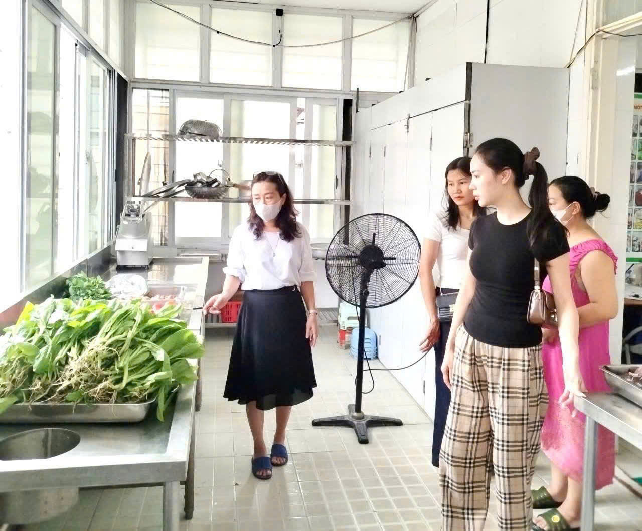 PHỐI HỢP GIÁM SÁT GIAO NHẬN THỰC PHẨM TẠI BẾP ĂN TRƯỜNG MẦM NON VẠN PHÚC