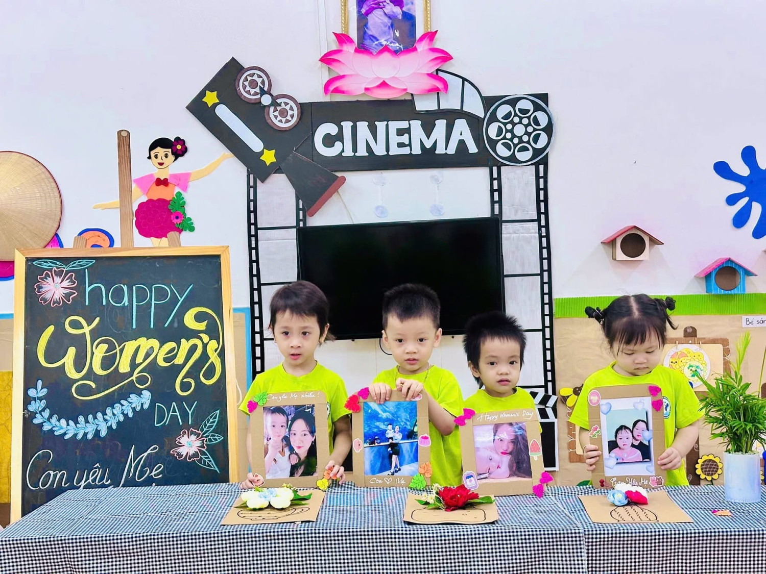 Món quà tặng mẹ của các Bé MGB C3: " Trang trí khung ảnh ".