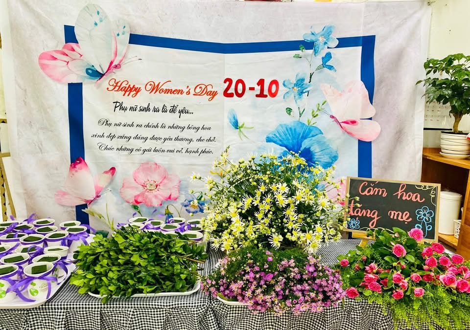 Các Bé lớp B3 trải nghiệm: " Cắm hoa tặng mẹ " nhân ngày 20/10