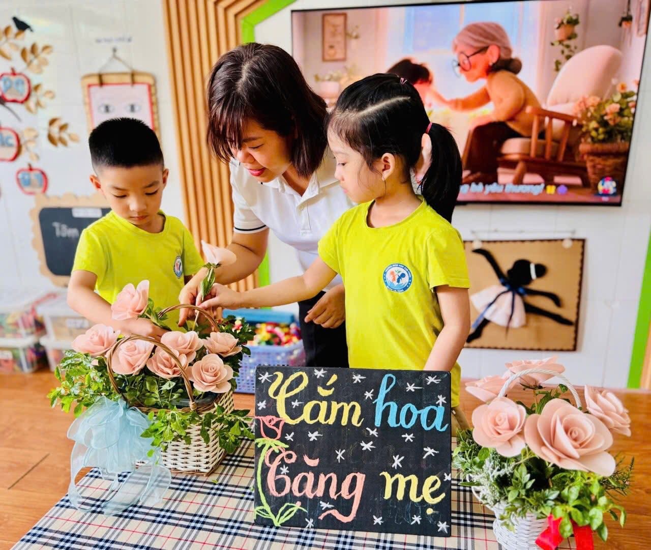 Các bé Lớp A4 làm những bông hoa đẹp tặng mẹ nhân ngày 20/10