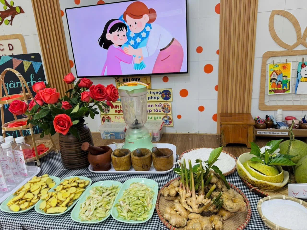 Các bé Lớp A2 trải nghiệm: " Làm nước ngâm chân thảo dược "