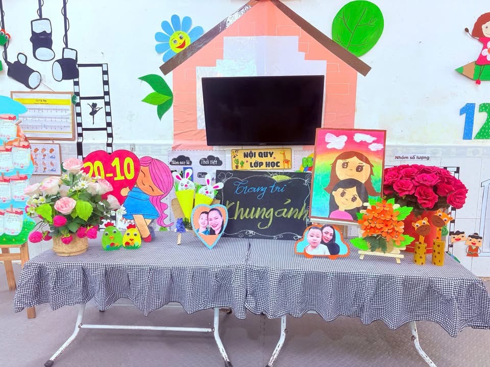 Các bé Lớp B1 trang trí khung ảnh tặng mẹ nhân ngày 20/10