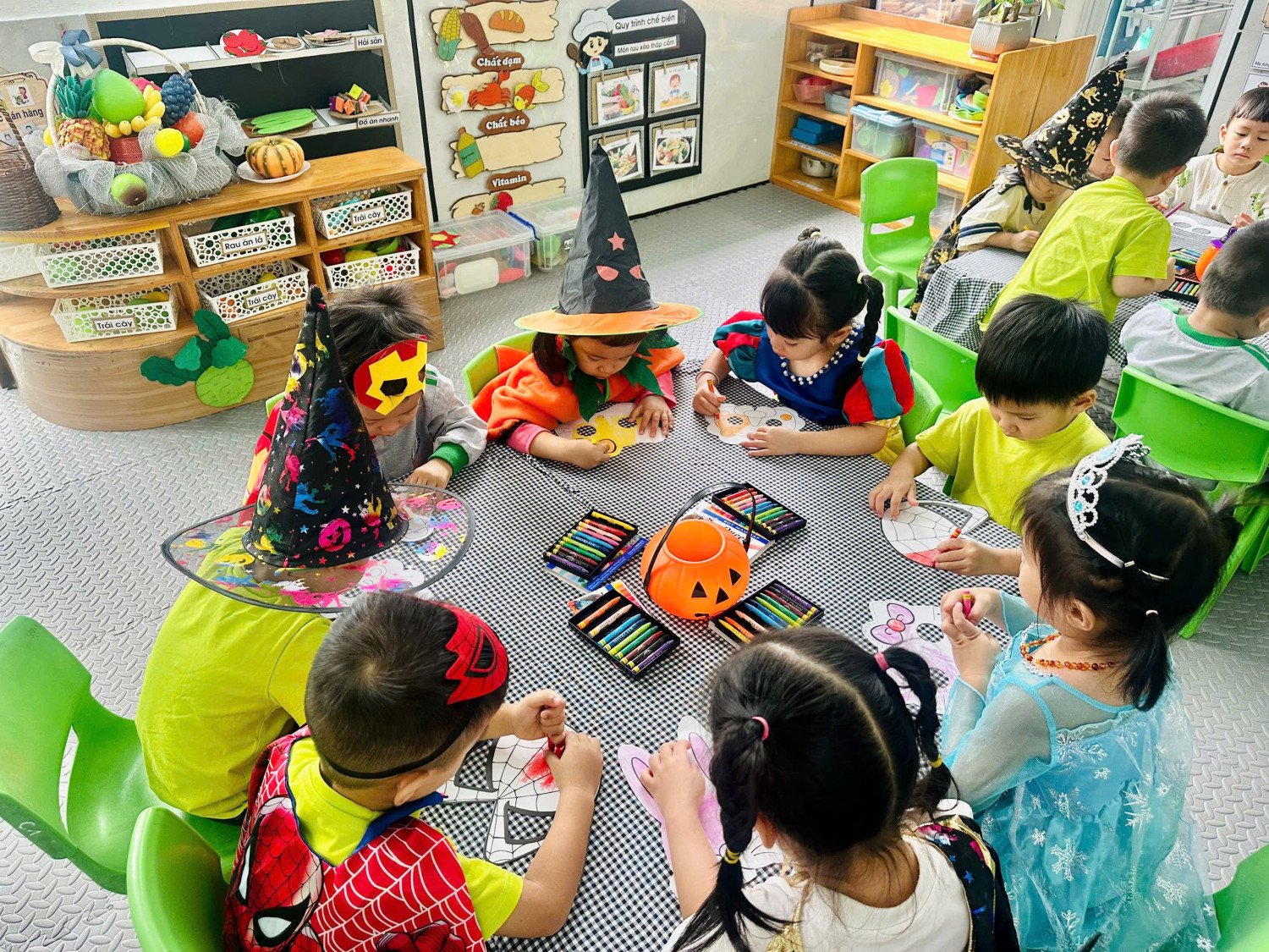 🎭 CÁC BÉ LỚP C1 KHÉO TAY TÔ MÀU MẶT NẠ HÌNH CÁC CON VẬT 🐯🐰🦊