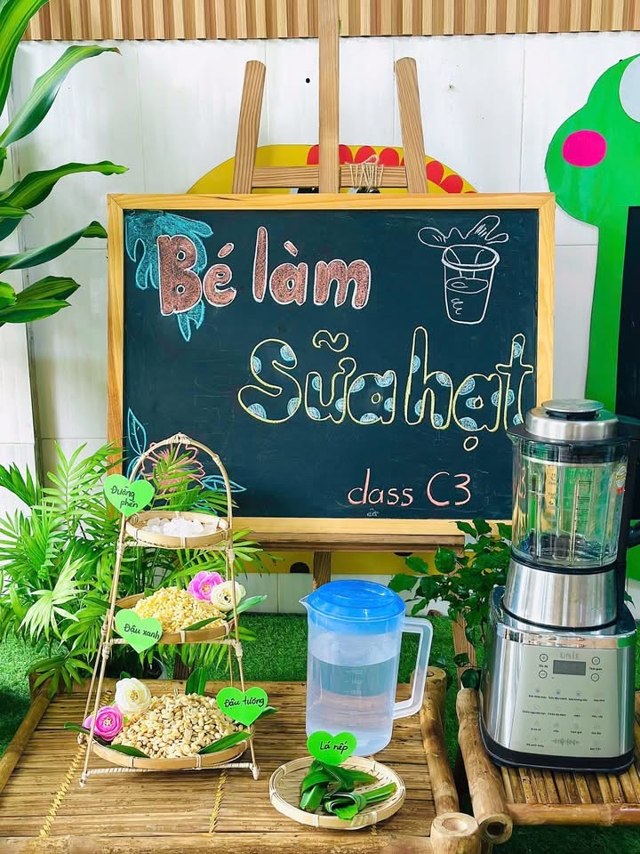 Cô trò lớp C3 trổ tài làm sữa hạt