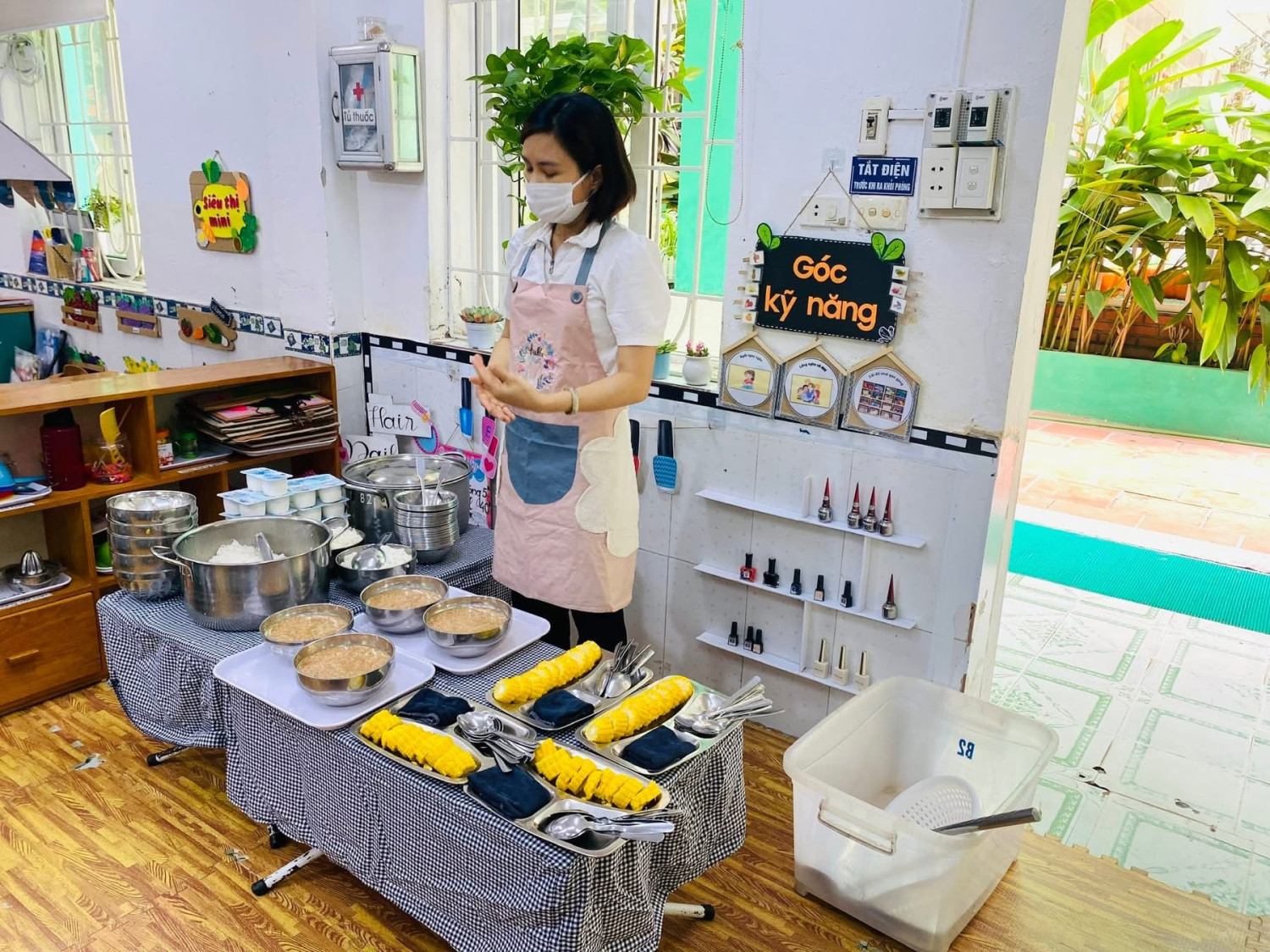 Bữa trưa vui vẻ của các bé lớp B2 trường MN Vạn phúc