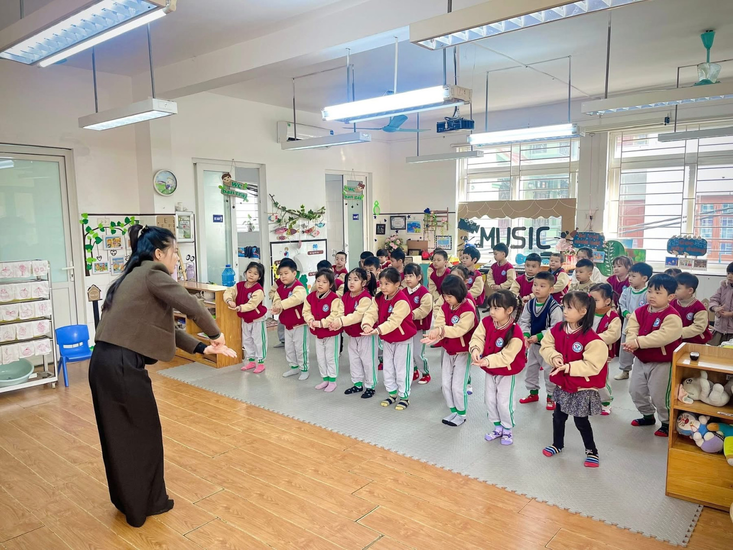 Các bé Lớp A3 đã tham gia hoạt động lau mặt – rửa tay đúng cách dưới sự hướng dẫn của cô giáo.