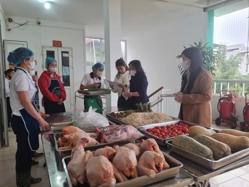 CÔNG TÁC KIỂM TRA GIÁM SÁT BẾP ĂN BÁN TRÚ VÀ AN TOÀN THỰC PHẨM VỚI SỰ ĐỒNG HÀNH CỦA CHA MẸ HỌC SINH TẠI TRƯỜNG MẦM NON VẠN PHÚC