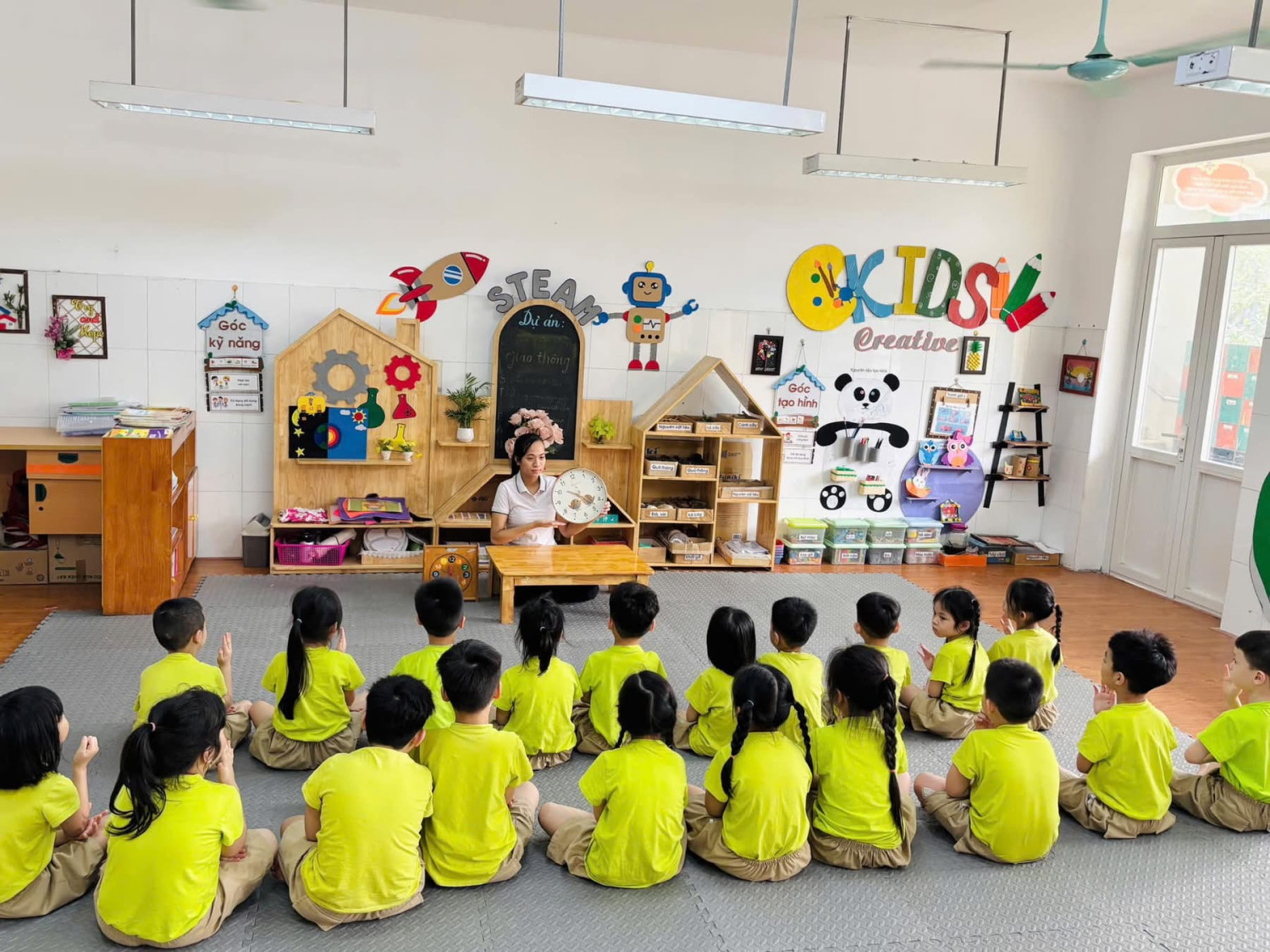 Các bé Lớp A4 học cách xem giờ trên đồng hồ