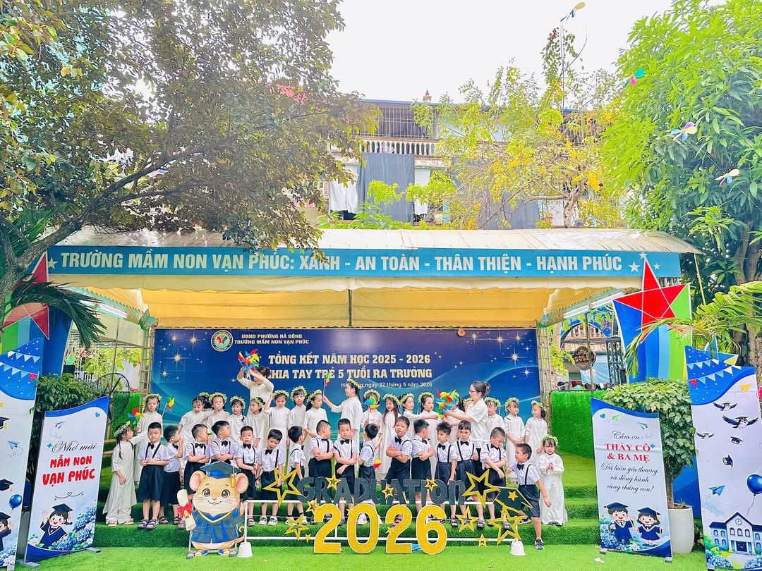 🌻Một sáng tháng 5 ! Nắng hè rực rỡ, một chút yêu thương, một chút xao xuyến, vỗ về, những thiên thần nhỏ e ấp trong vòng tay cô giáo