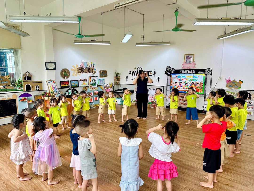 ✨ HOẠT ĐỘNG KHÁM PHÁ: BÀN TAY XINH CỦA CÁC BÉ LỚP C1